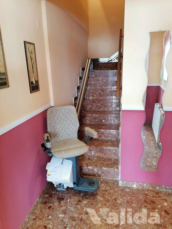 Cadira elevadora per a persona gran a la Puebla de Alfindén
