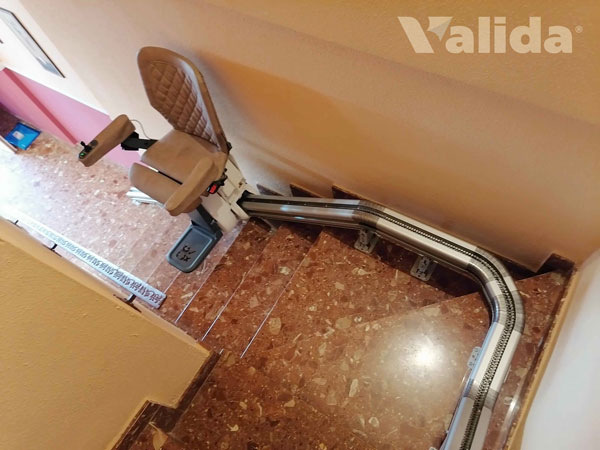 Cadira elevadora per a casa particular a La Puebla de Alfindén