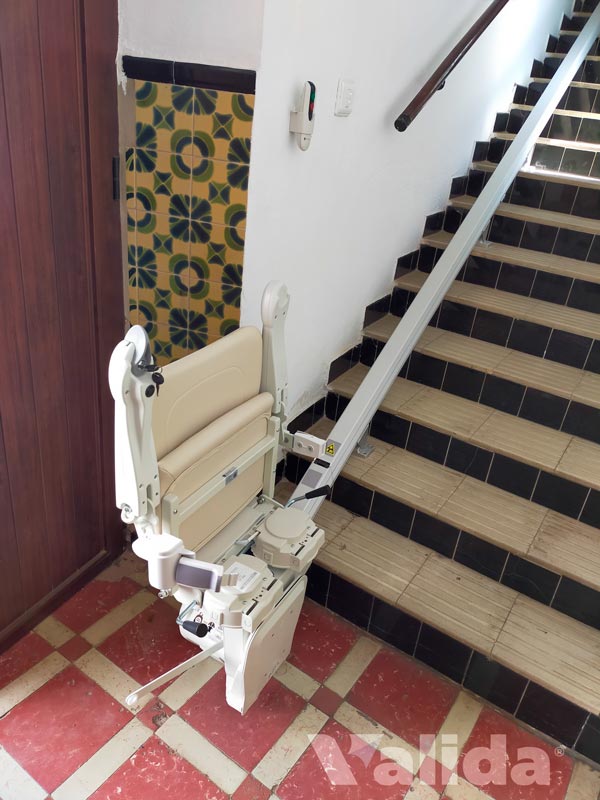 Silla sube escaleras para persona mayor en Santa Marta