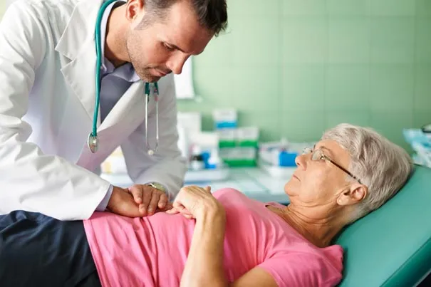 Metge inspeccionant a persona malalta