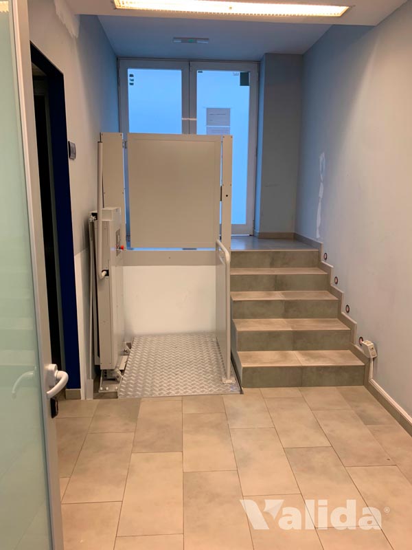 Elevador per a cadira de rodes a Blanes