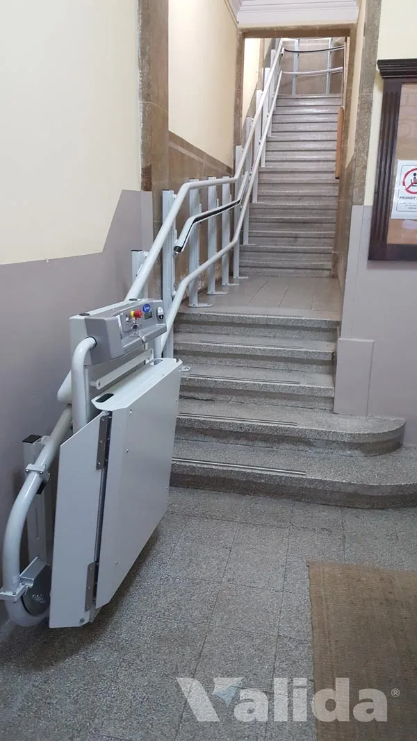 Plataforma salvaescaleras para escaleras con curvas en Arenys de Mar