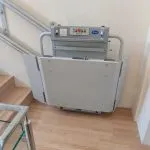 Plataforma salvaescaleras en comunidad en Santander