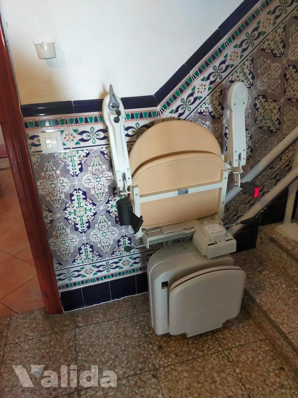 Salvaescaleras para escaleras estrechas en Almonaster la Real