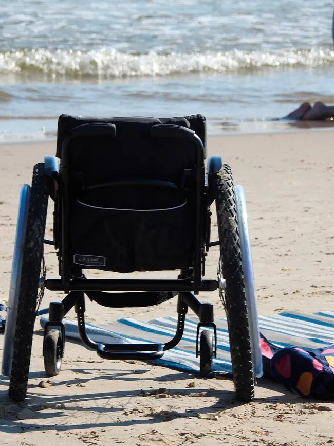 Silla de ruedas todo terreno para personas con discapacidad.