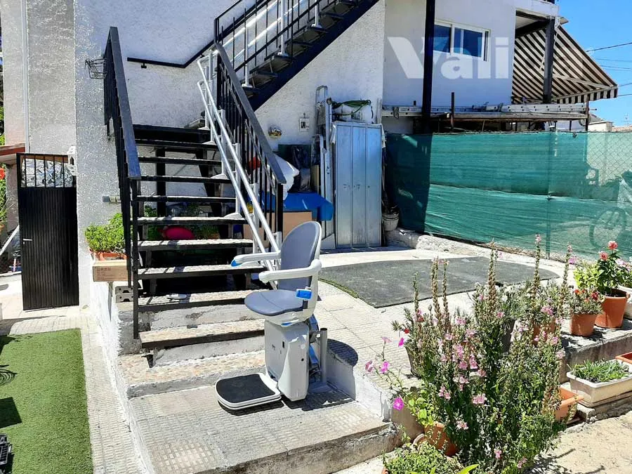 instalació de cadira salvaescales a pati de Las Rozas