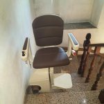 Cadira salvaescales per a persona gran a Castro de Rey
