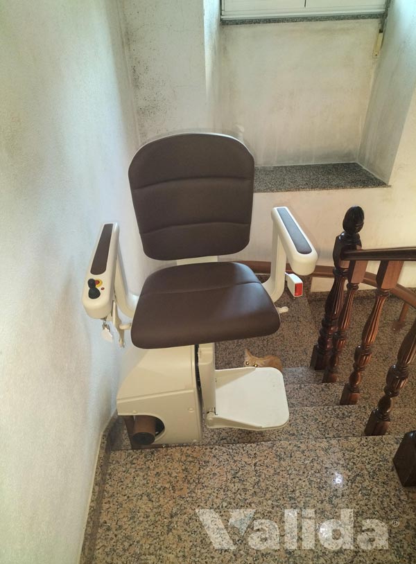 Cadira salvaescales per a persona gran a Castro de Rey