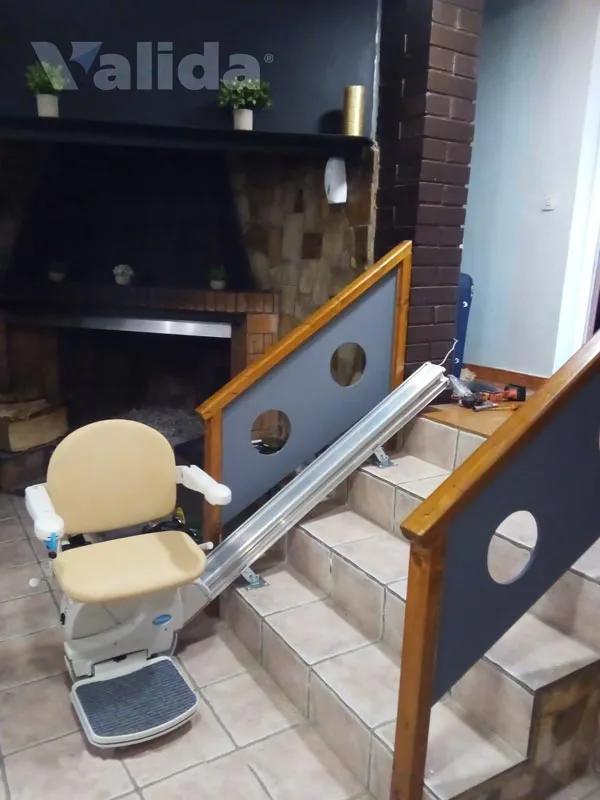 Cadira puja escales a casa particular a Adamús