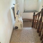 Cadira salvaescales per a persona amb problemes de mobilitat a Castro de Rey
