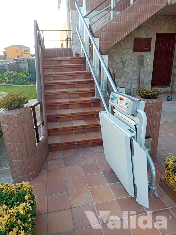 Plataforma elevadora per a cadira de rodes a Santillana de Mar