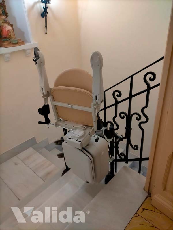 Silla salvaescaleras para persona mayor en Almodovar del Campo