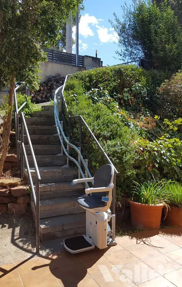Salvaescaleras para escaleras curvas y exterior en Castellví de Rosanes