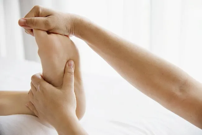 Fisioterapia para aliviar dolor en el pie