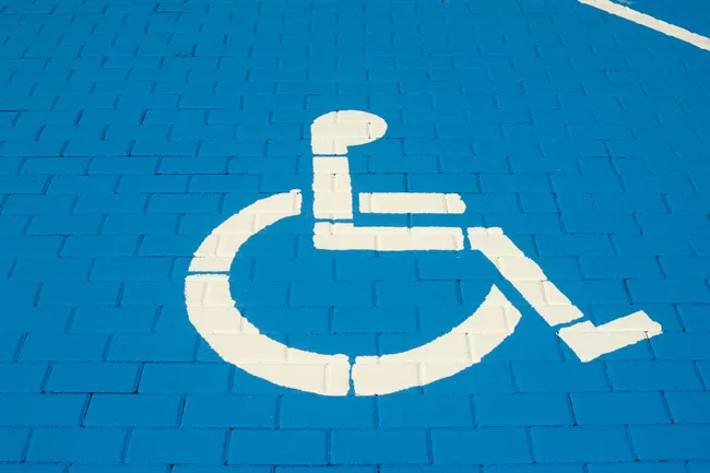 Plaza fija para personas con discapacidad