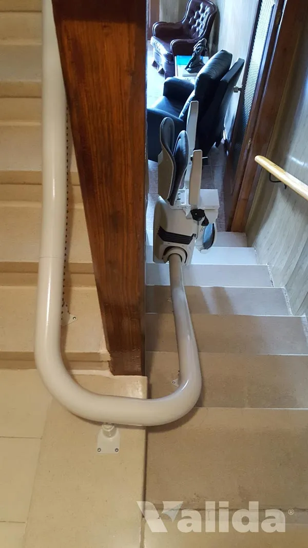 Salvaescaleras para escaleras curvas en Alcubierre