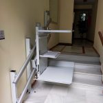 Plataforma con asiento abatible en Sevilla