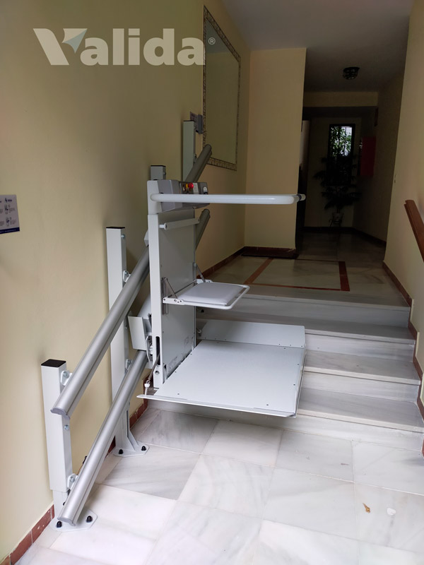 Plataforma con asiento abatible en Sevilla