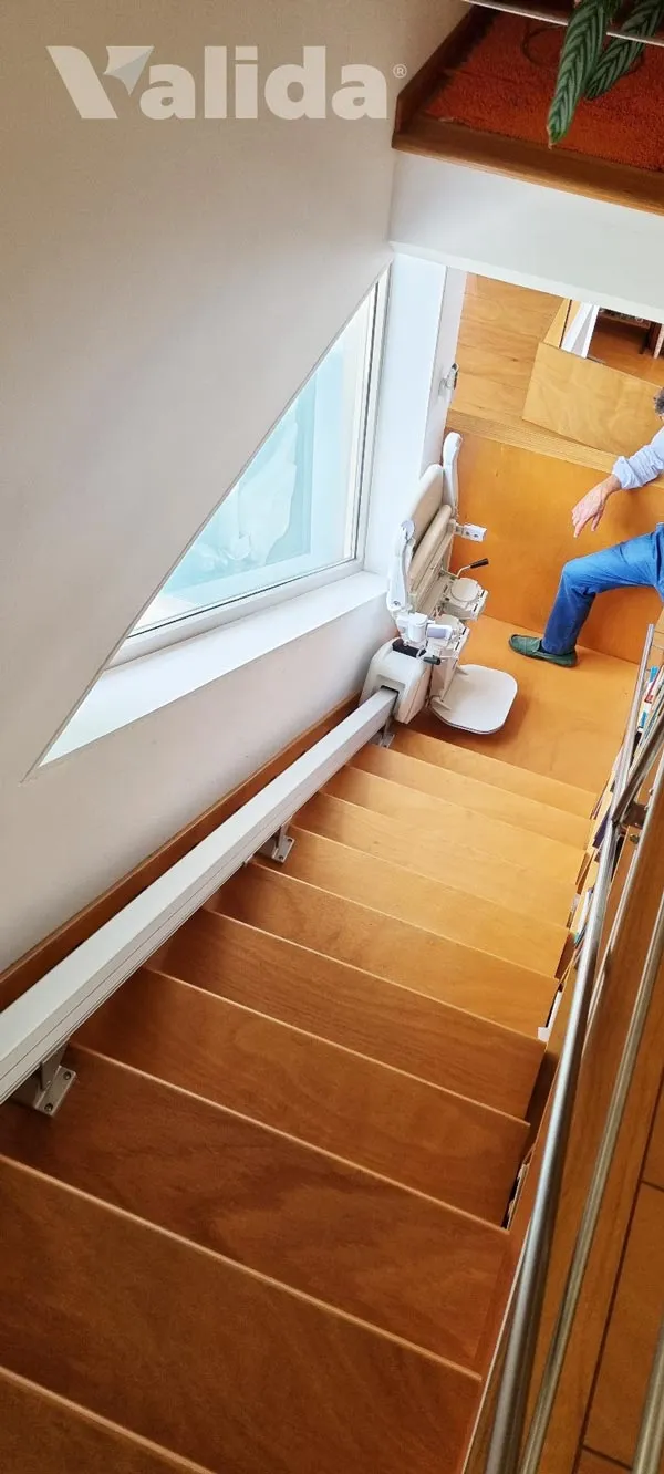 Instalación de silla sube escaleras en escaleras estrechas en Cabanas