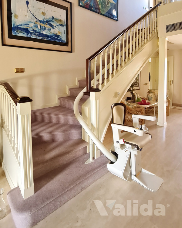 silla elevadora en tramo de escaleras curvo