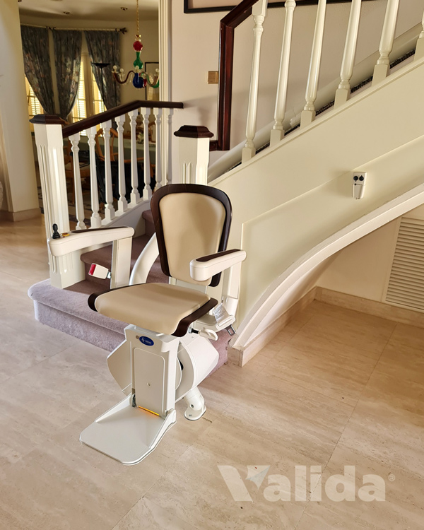 instalación de silla salvaescaleras para personas mayores o problemas de movilidad