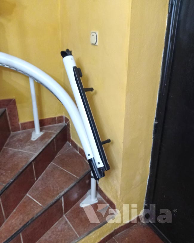 silla salvaescaleras instalada en escalera curva