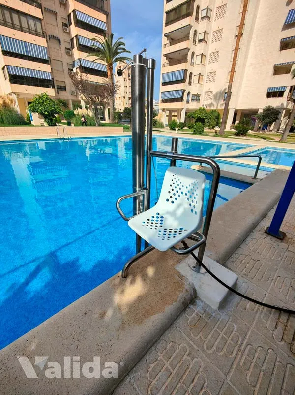 Silla elevadora para personas con movilidad reducida en piscina en Alicante