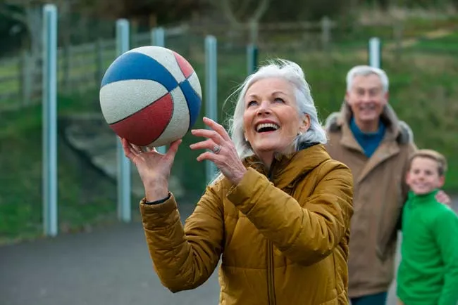 Juegos físicos para personas mayores