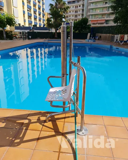 elevador para entrar y salir de la piscina