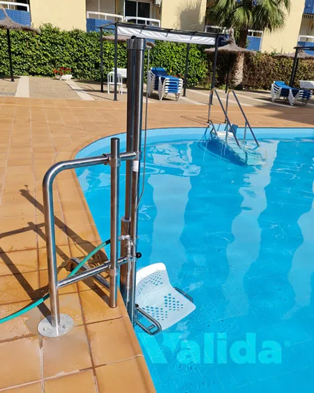 solución elevadora para el acceso a piscinas