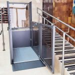 instalación de elevador vertical para pequeño desnivel