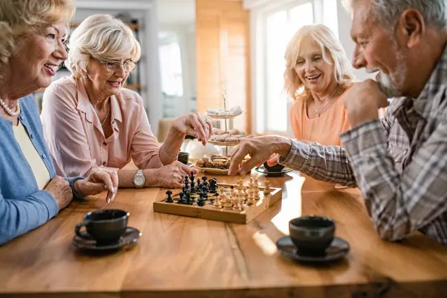 Personas mayores jugando