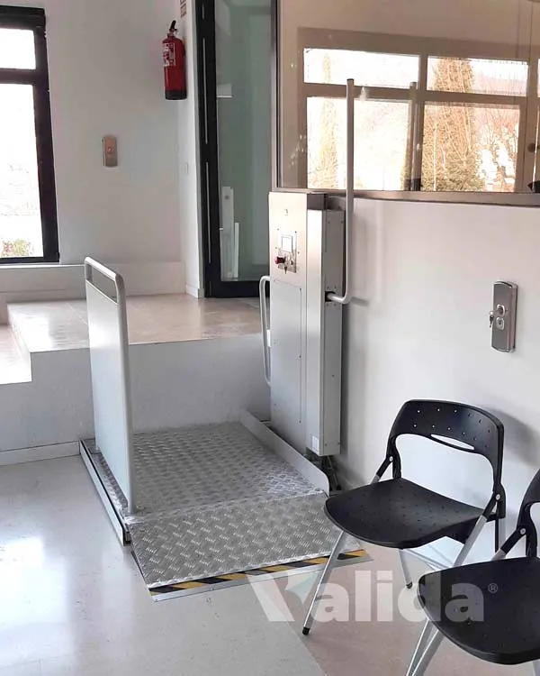 solución elevadora para mejorar el acceso de las personas con discapacidad