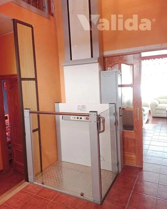elevador de corto recorrido instalado dentro de una vivienda particular en Ávila