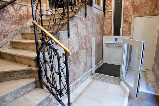 Salvaescales elevador per evitar graons.