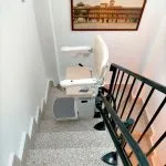 Sube escaleras en casa de persona mayor en Tembleque