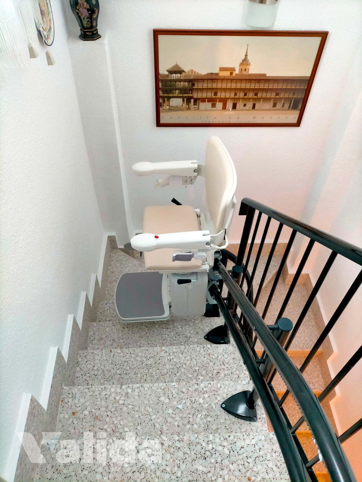 Sube escaleras en casa de persona mayor en Tembleque