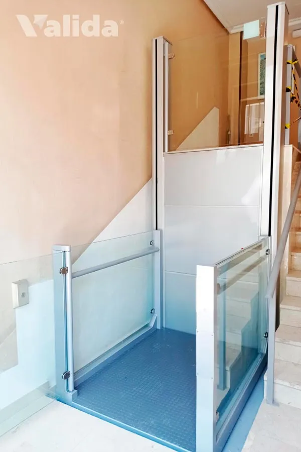 Elevador para entrada de una comunidad en Madrid