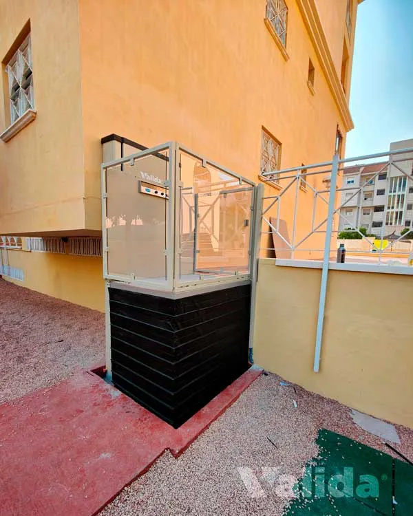 Elevador para el exterior en Playa de San Juan