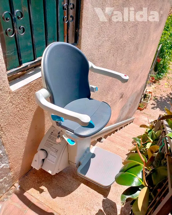 Silla salvaescaleras para casa particular en el exterior.