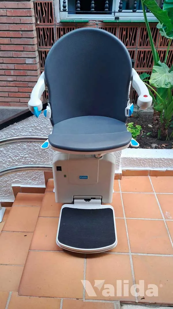 Salvaescaleras en el exterior de una vivienda en Marbella