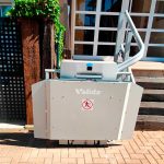 Plataforma elevadora en exterior de piso en Xàbia