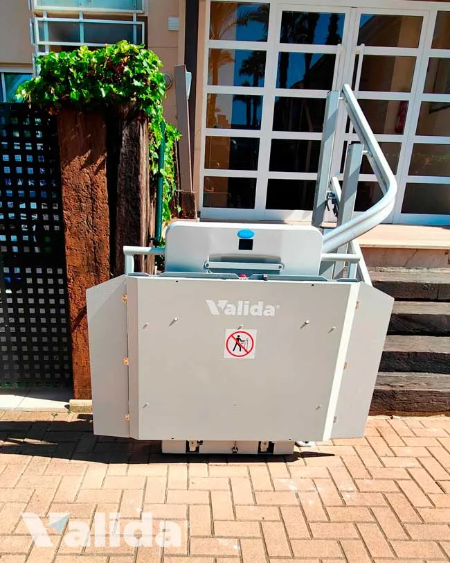 Plataforma elevadora en exterior de piso en Xàbia