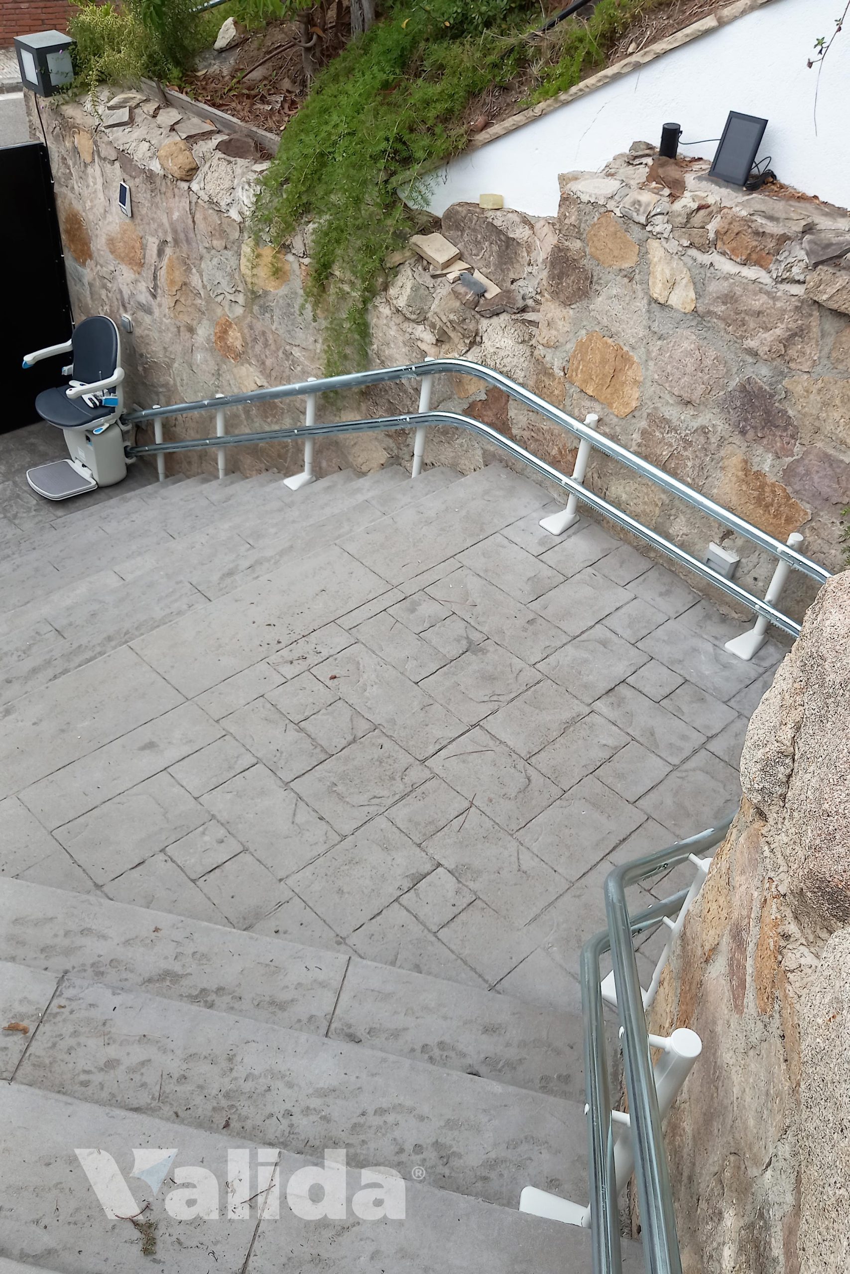 Silla salvaescaleras en jardín para Cabrils