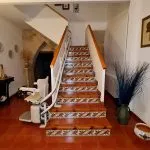 Silla elevadora para escaleras en casa particular de Arnes
