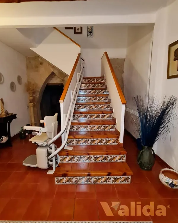 Silla elevadora para escaleras en casa particular de Arnes